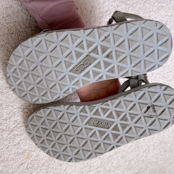 PRICE FIRM Teva • Original Universal Skinny Strap Sandals • 7 - Picture 3 of 3